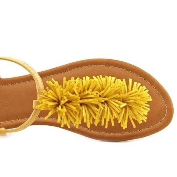 NIB Sunny Fringe Pom Pom Boho Chic Thong Sandals - Picture 3 of 3